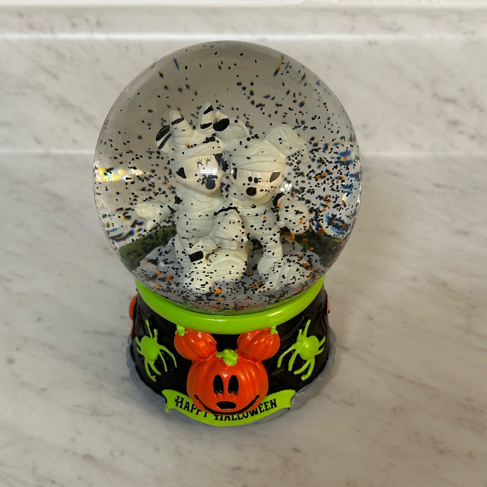 Mickey and Minnie Mummy snow globe